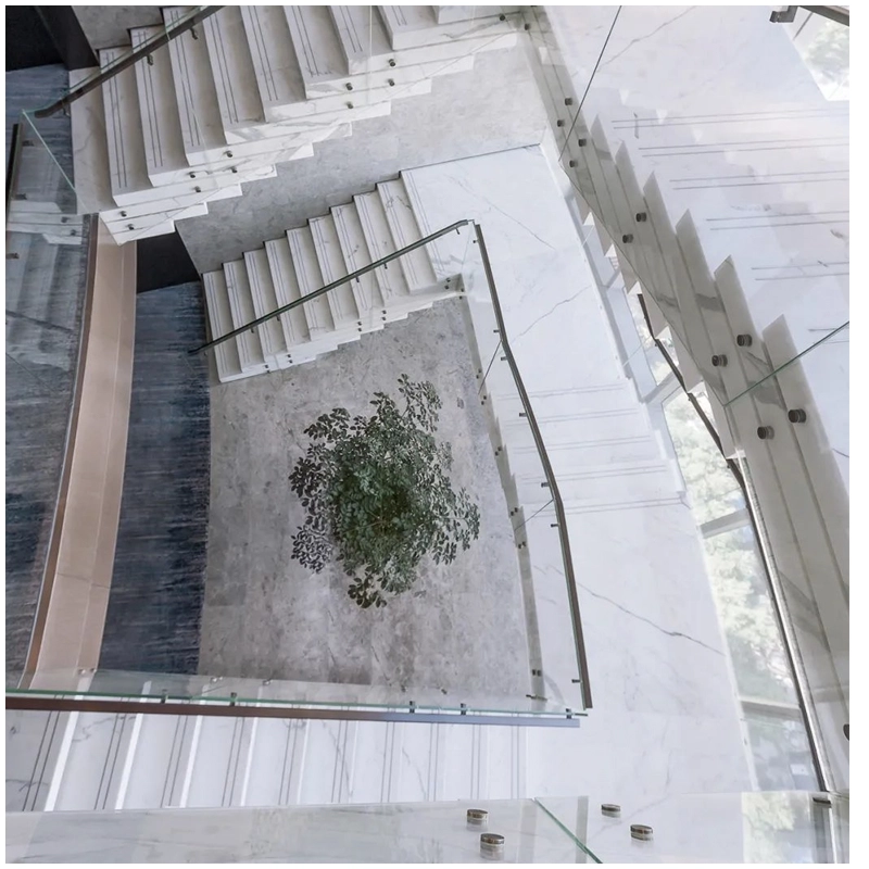 Projetos de escadas de mármore Statuario italiano do escritório Esta Stone